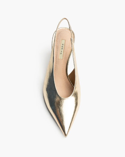 Zapato salón dorado destalonado