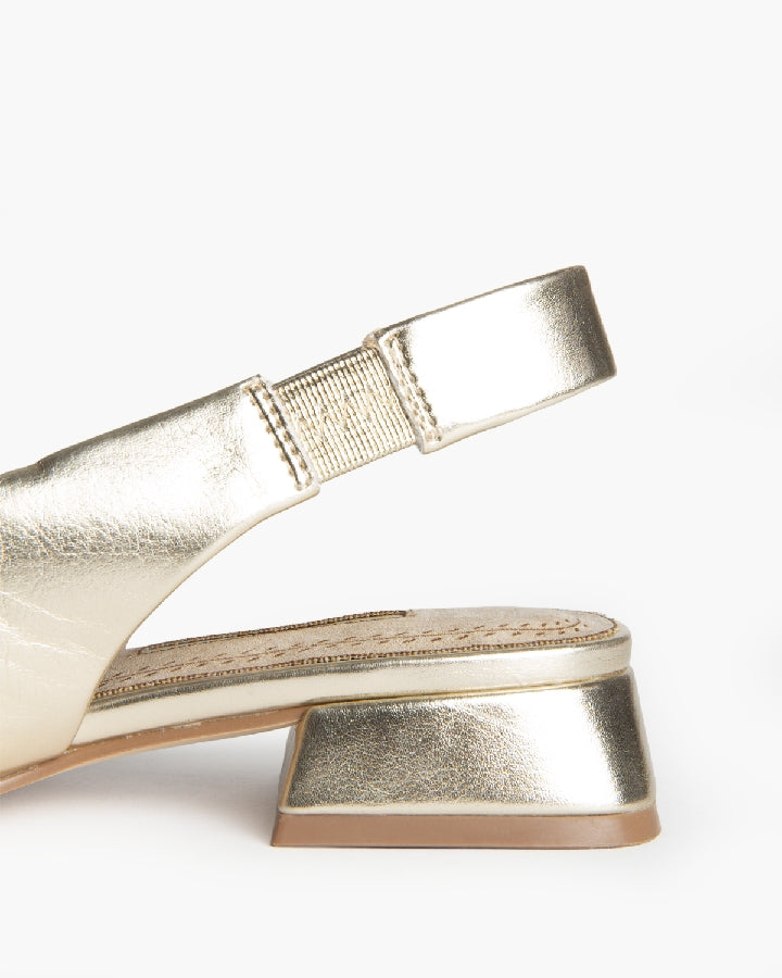 Zapato tacón bajo destalonado dorado