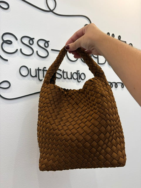 Bolso trenzado marrón
