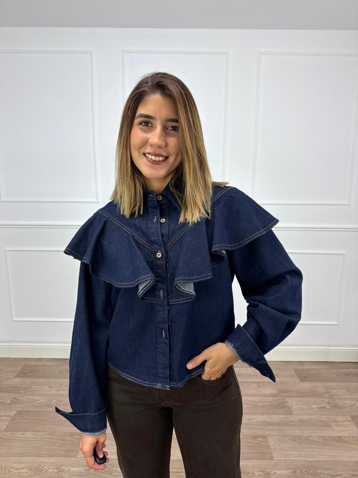 Camisa volante vaquera oscura