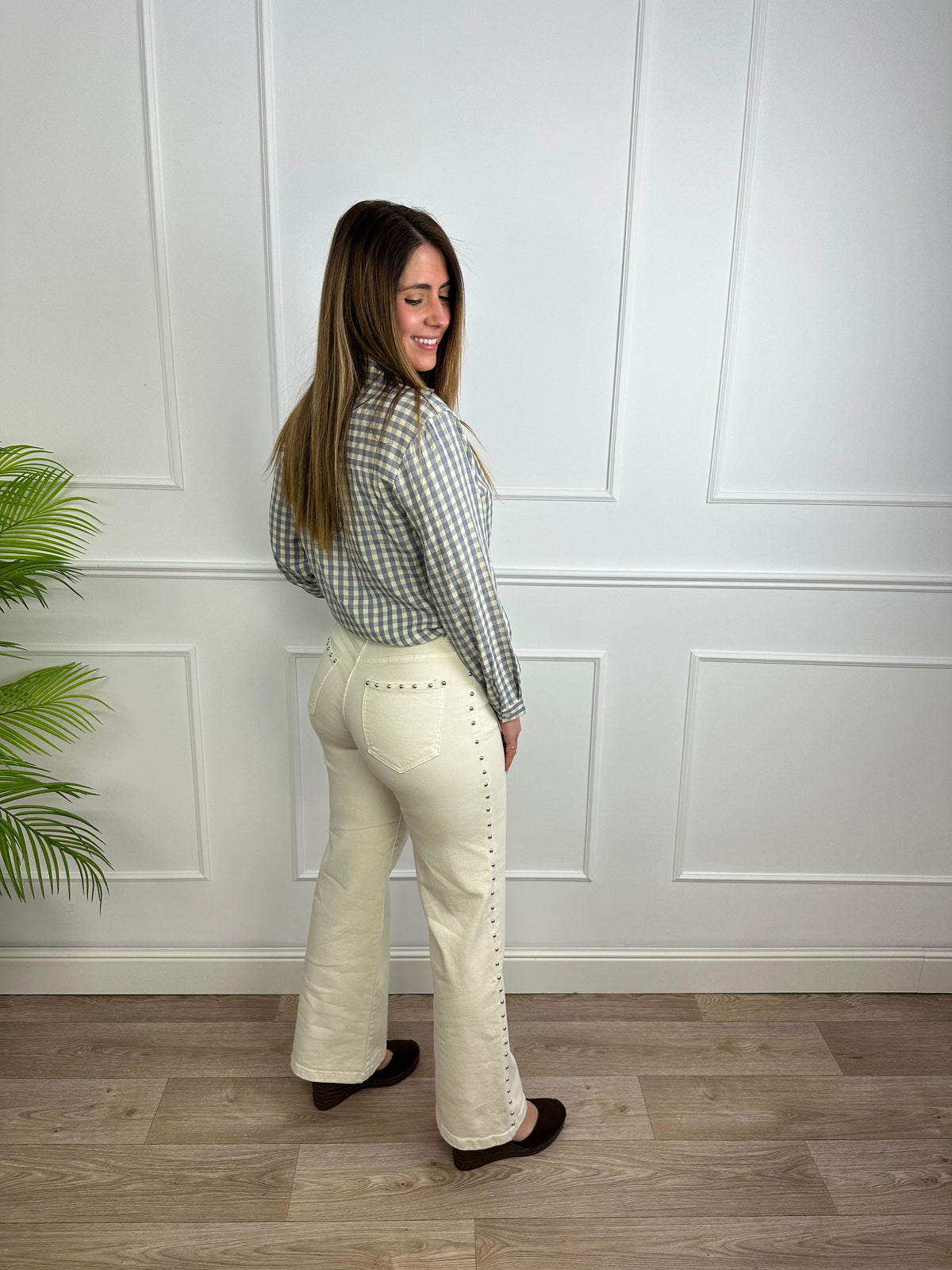 Vaquero beige con tachuelas