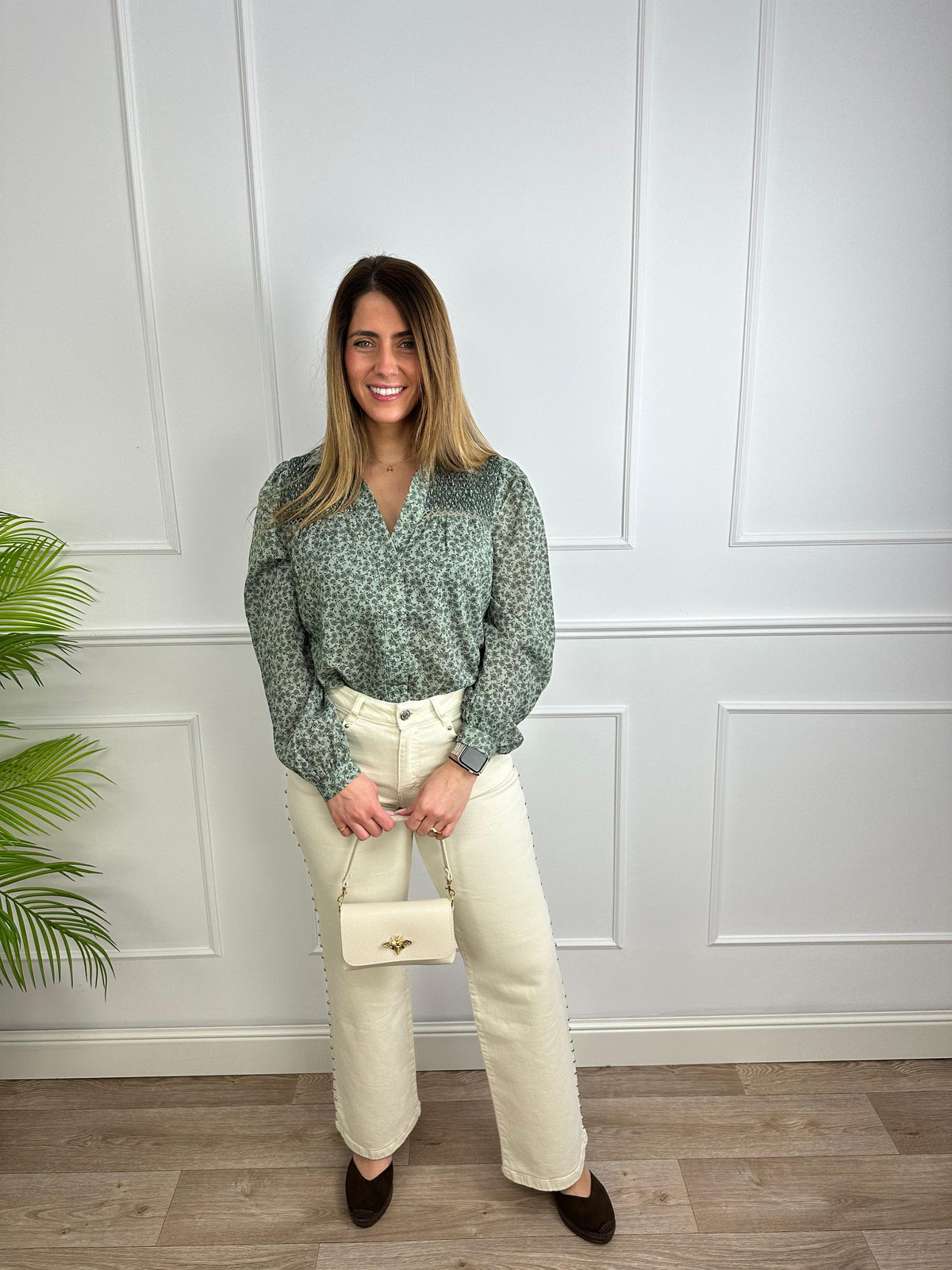 Vaquero beige con tachuelas