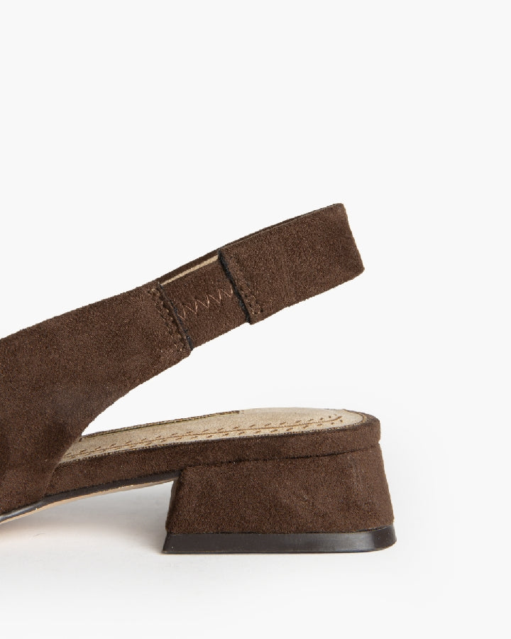 Zapato tacón bajo destalonado café