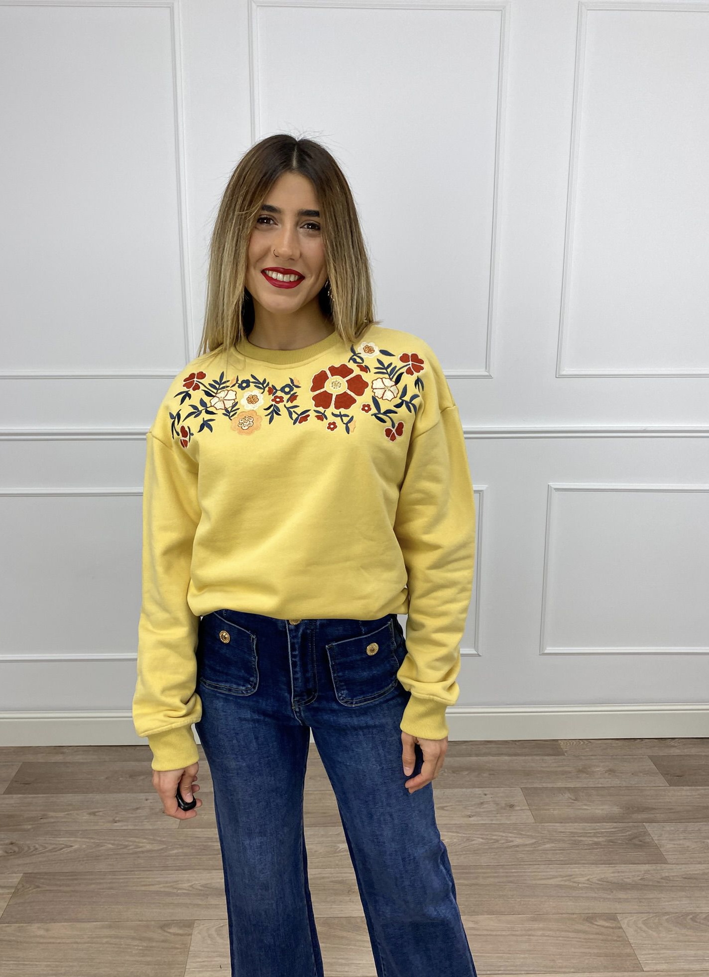 SUDADERA AMARILLA FLORES 1