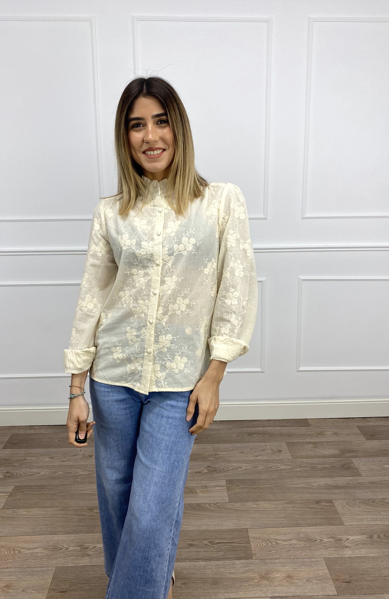 CAMISA BEIGE BORDADA 1