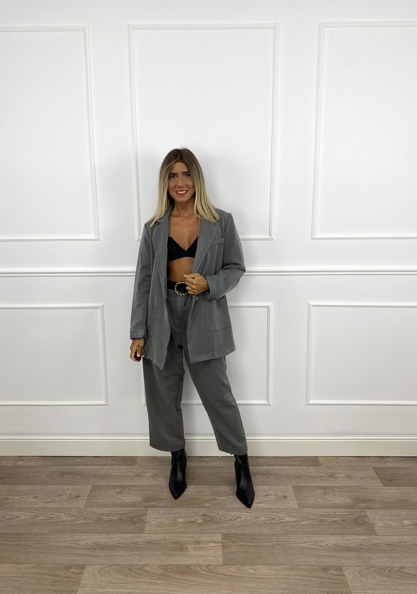 CONJUNTO BLAZER Y PANTALÓN GRIS 3