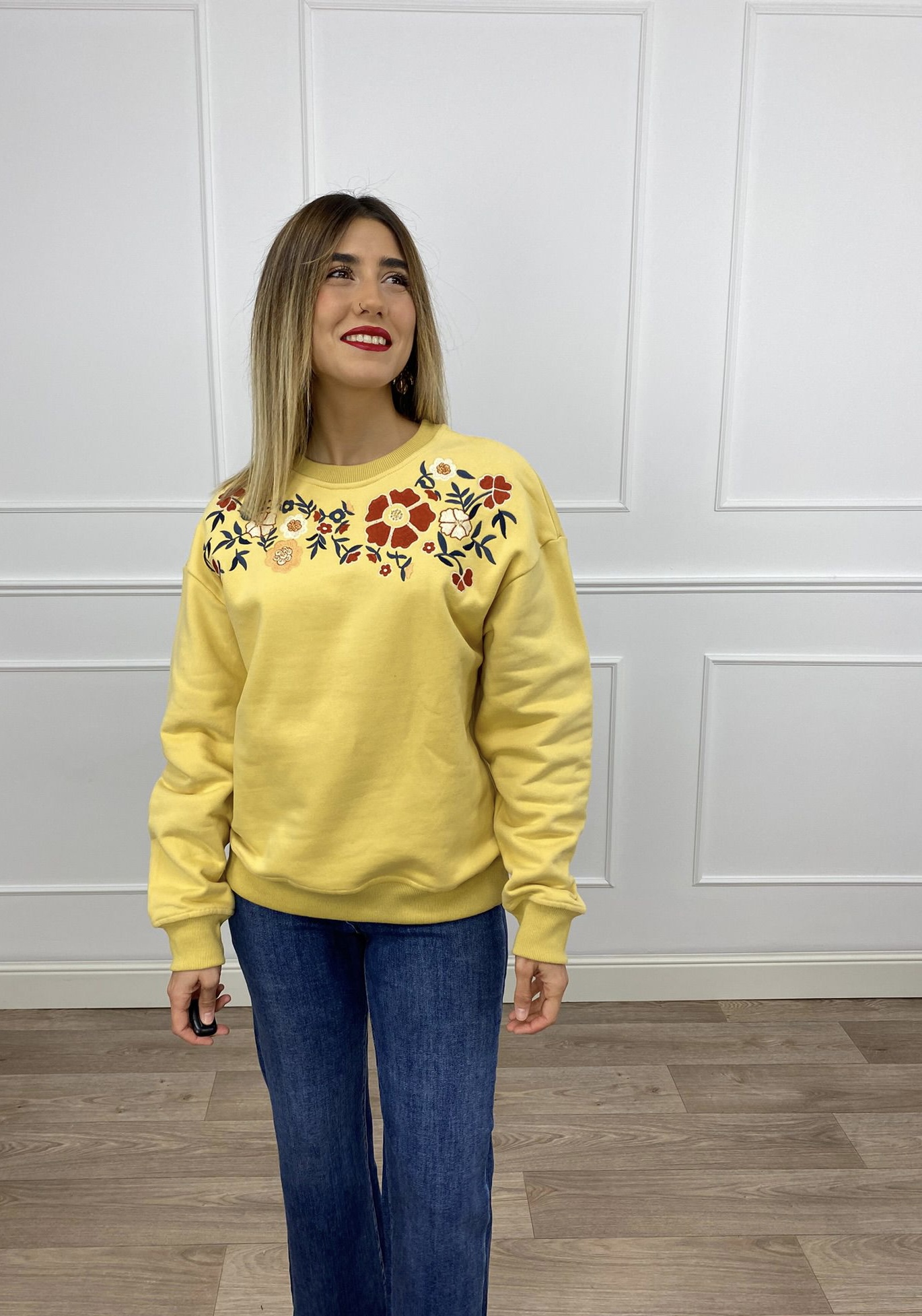 SUDADERA AMARILLA FLORES 2