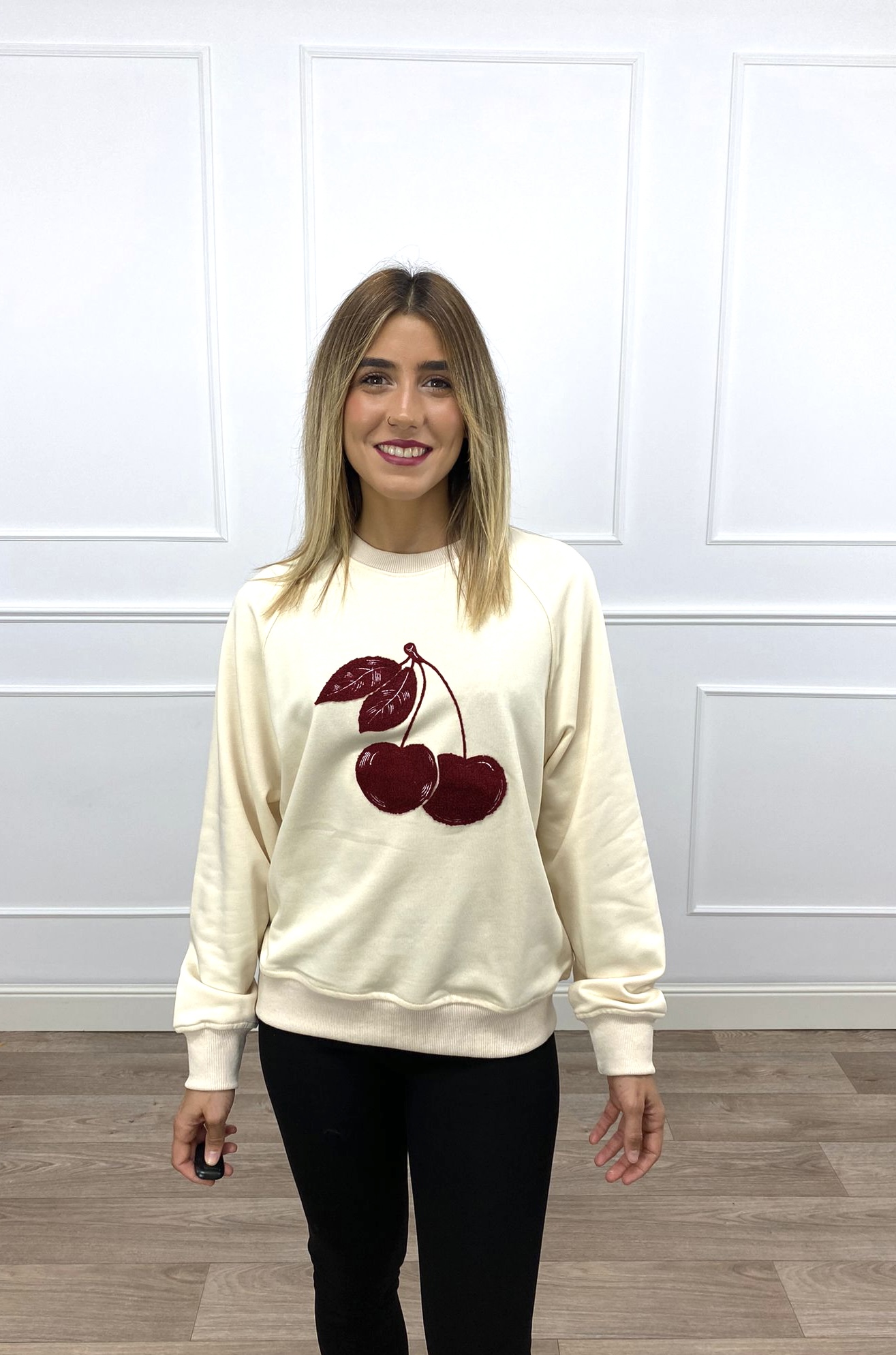 SUDADERA BEIGE CEREZAS BURDEOS 1